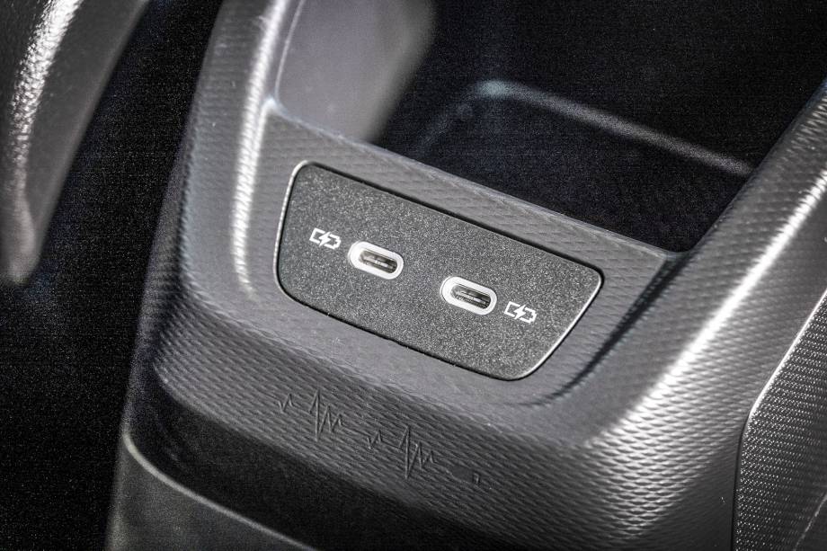 Há duas portas USB-C atrás, com batimentos cardíacos estilizados logo abaixo Há duas portas USB-C atrás, com batimentos cardíacos estilizados logo abaixo