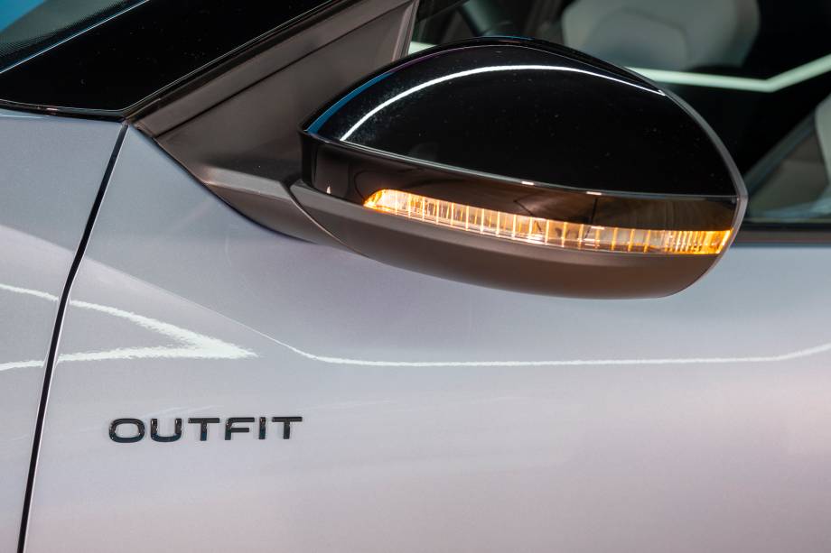 Retrovisor é exclusivo, com área maior para o repetidor de seta Retrovisor é exclusivo, com área maior para o repetidor de seta