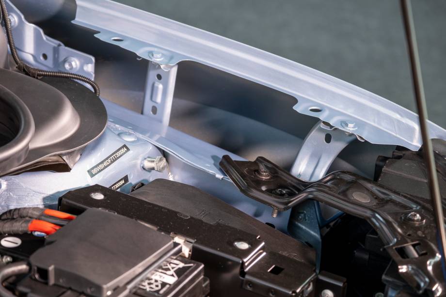 Detalhe mostra o prolongamento entre o chassi e o topo do para-lamas Detalhe mostra o prolongamento entre o chassi e o topo do para-lamas