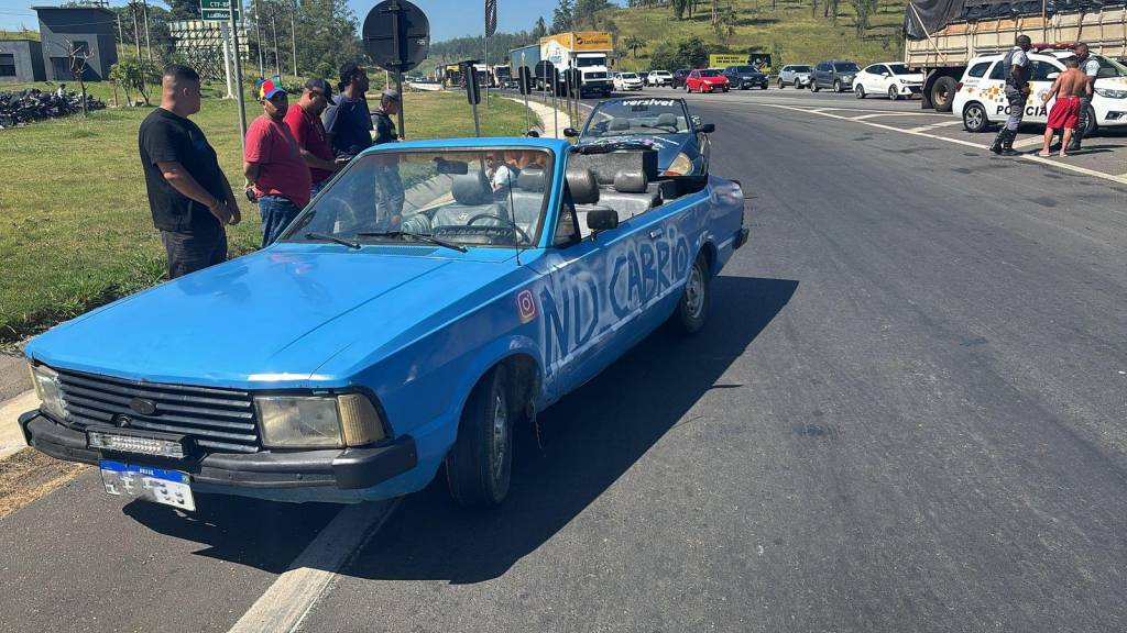 Carros apreendidos pela PM no role dos sem topete Carros apreendidos pela PM no role dos sem topete