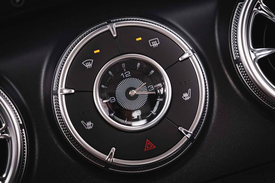 Elemento central tem relógio analógico à la Mercedes e portas têm capricho visual Elemento central tem relógio analógico à la Mercedes e portas têm capricho visual