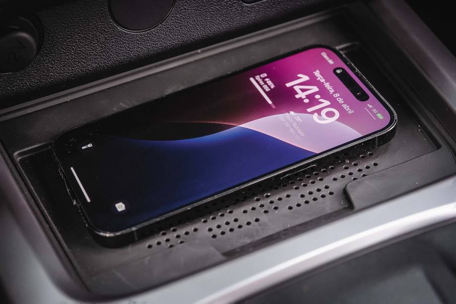 Carregador de celular é eficiente, de 50 W, e há saídas de ar e USB na traseira