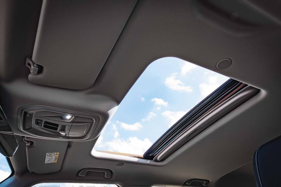 Teto solar elétrico é de série; jipão tem motores a gasolina e elétrico na dianteira Teto solar elétrico é de série; jipão tem motores a gasolina e elétrico na dianteira