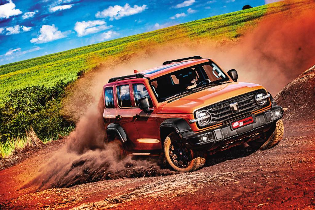 GWM Tank 300 é jipe raiz mesmo sendo híbrido? Testamos no asfalto e na terra