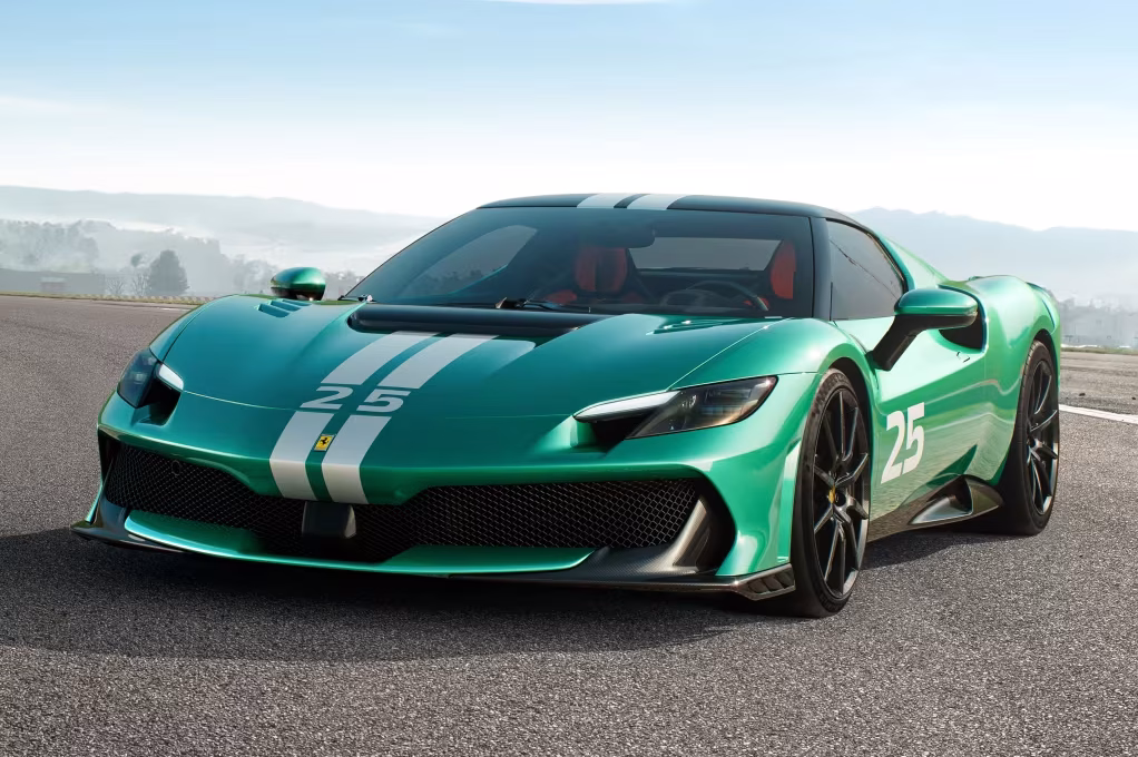 Ferrari 296 Speciale estreia com 880 cv e tem recorde de peso/potência