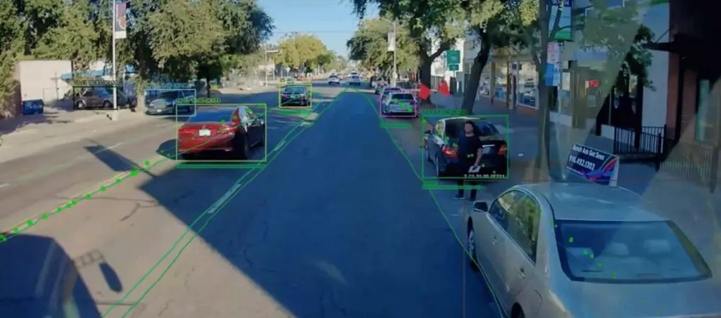 Ônibus dedo-duro? Câmeras em ônibus estão multando carros parados em ciclovias