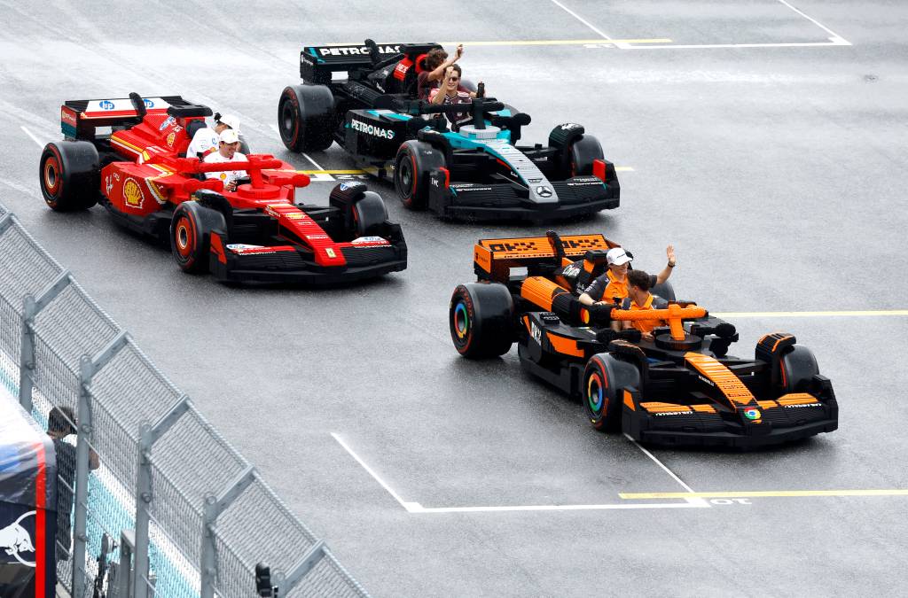 Pilotos da Fórmula 1 usam carros de Lego funcionais no GP de Miami