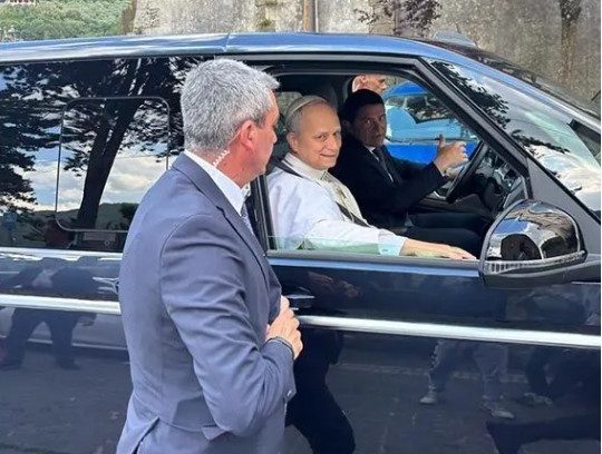 Papa lamenta não poder mais dirigir seu Fiat e vai de carona em Kombi moderna