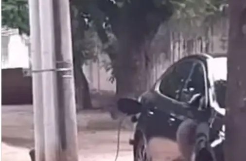 Motorista é flagrado carregando carro híbrido com ‘gato’ em poste no Rio de Janeiro