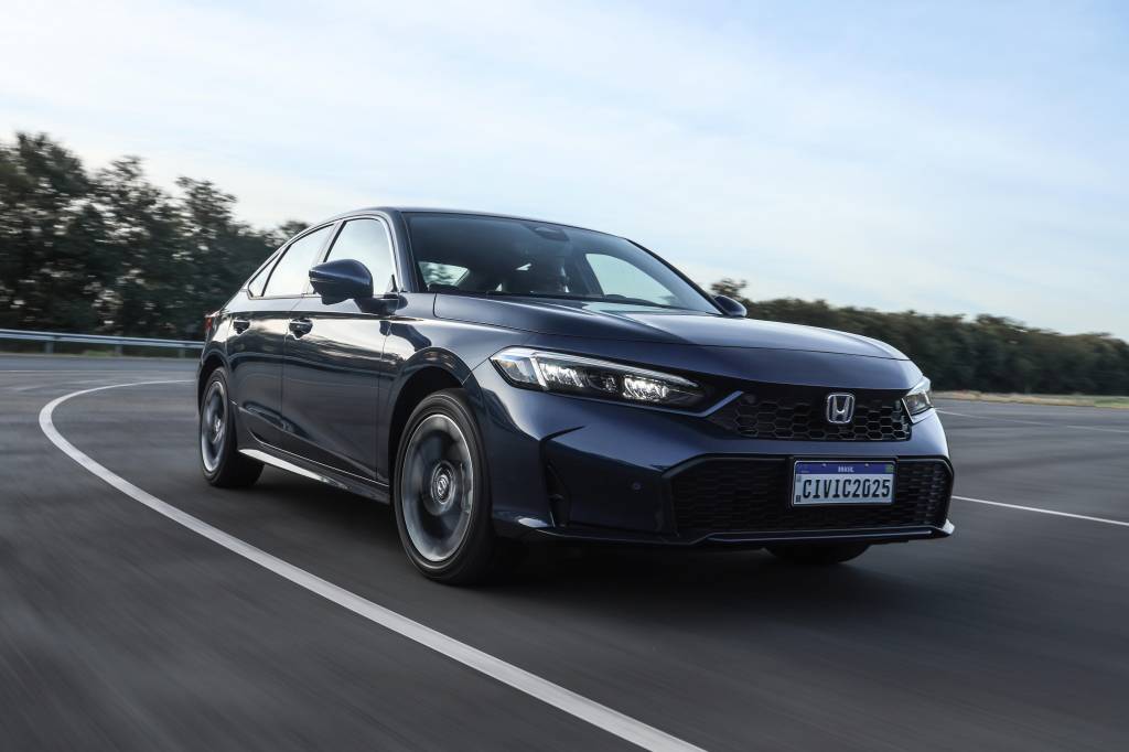 Honda Civic Hybrid 2025 estreia com design atualizado por R$ 265.900