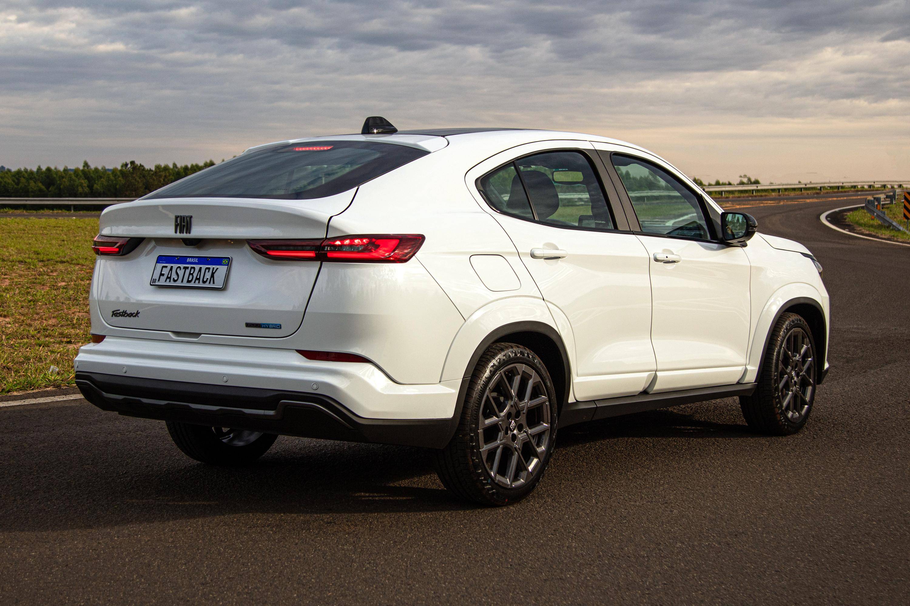 Fiat Fastback híbrido é oferecido com R$ 25 mil de desconto