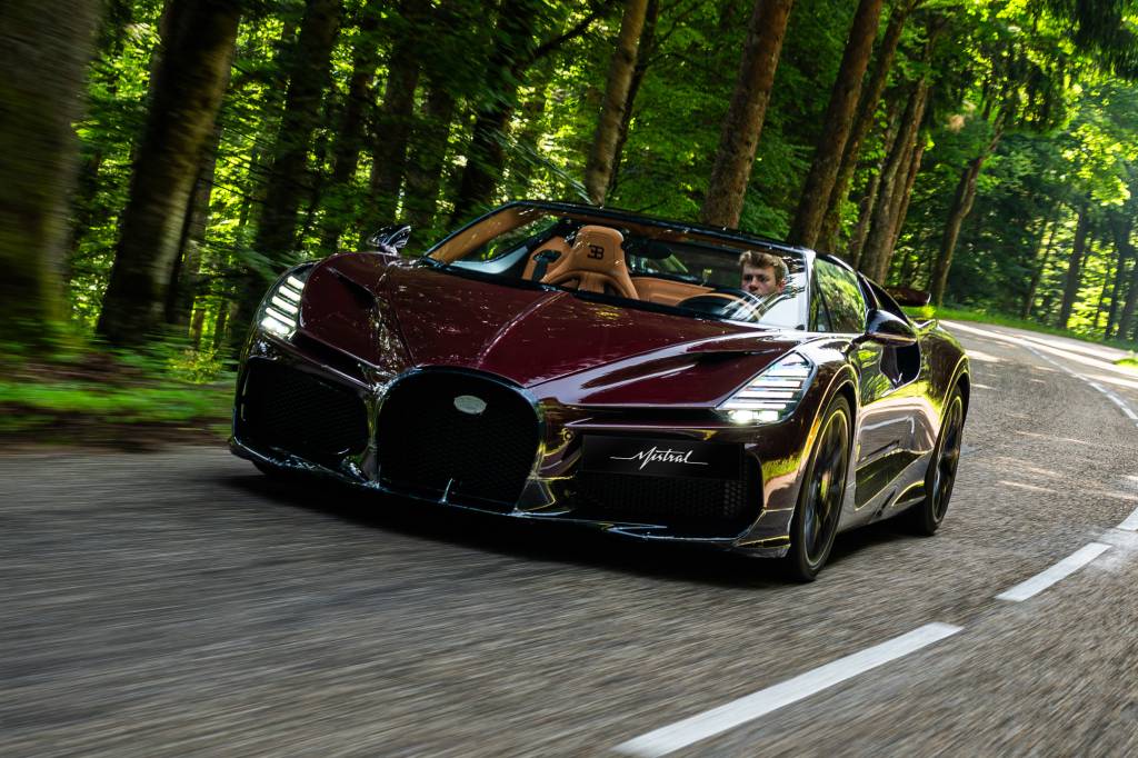 Zero km? Bugatti Mistral roda mais de 400 km e chega a 300 km/h antes da entrega