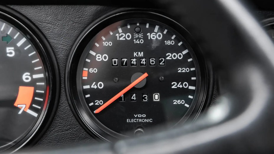 Hodômetro marca menos de 100.000 km rodados