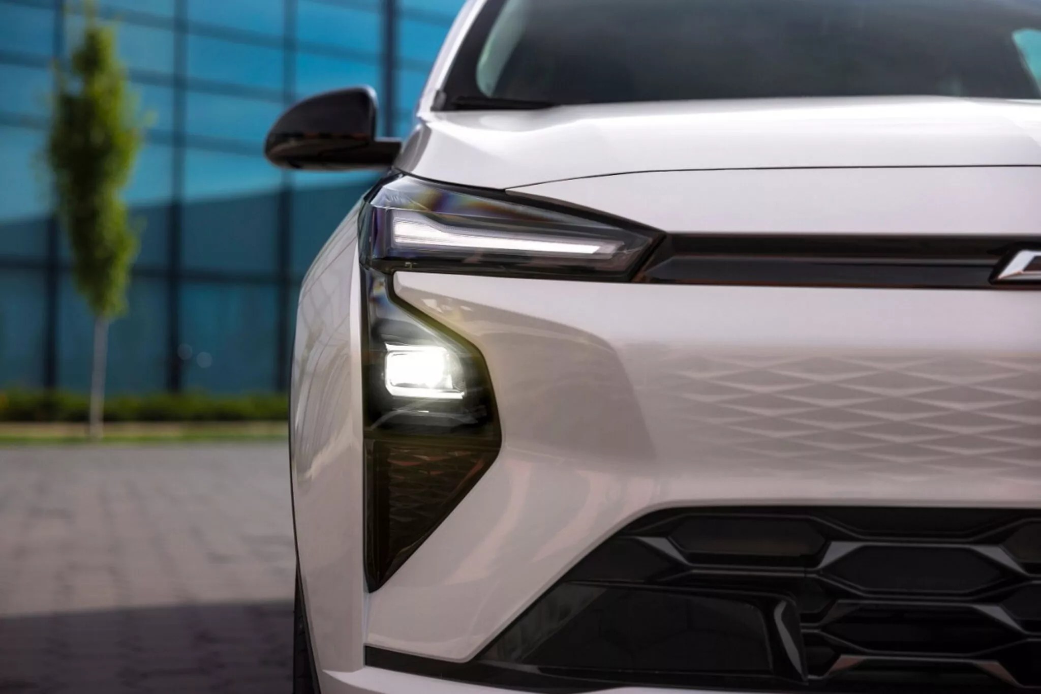 Chevrolet Bolt terá nova geração em 2026 com direito a carregador da Tesla