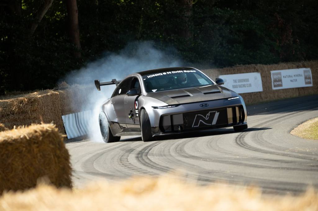 Goodwood: onde carros de corrida, clássicos e lançamentos se encontram