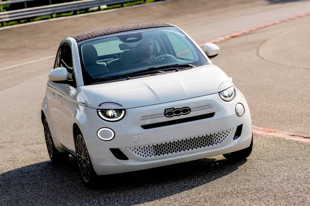 Como a Fiat adaptou o 500 elétrico para receber motor 1.0 do Mobi em versão híbrida