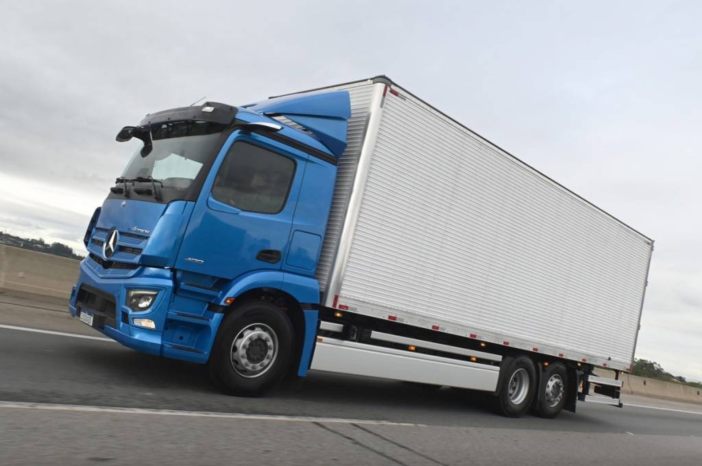 Caminhão elétrico da Mercedes vai de São Bernardo ao RJ sem recarregar