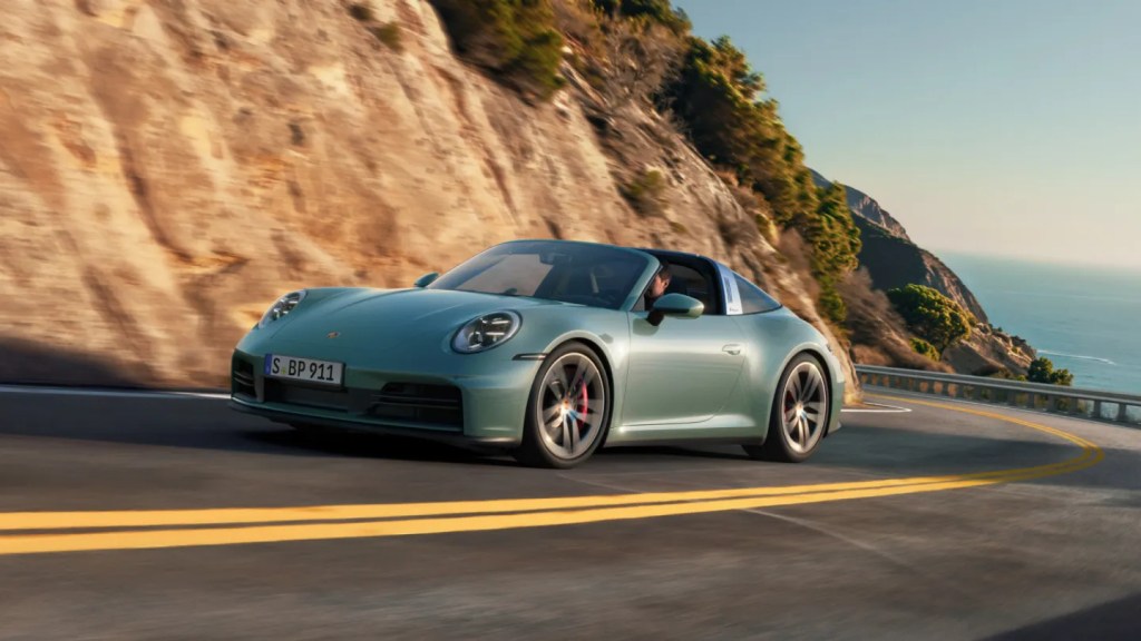 Novo Porsche 911 4S tem motor boxer eletrificado e abre mão do câmbio manual