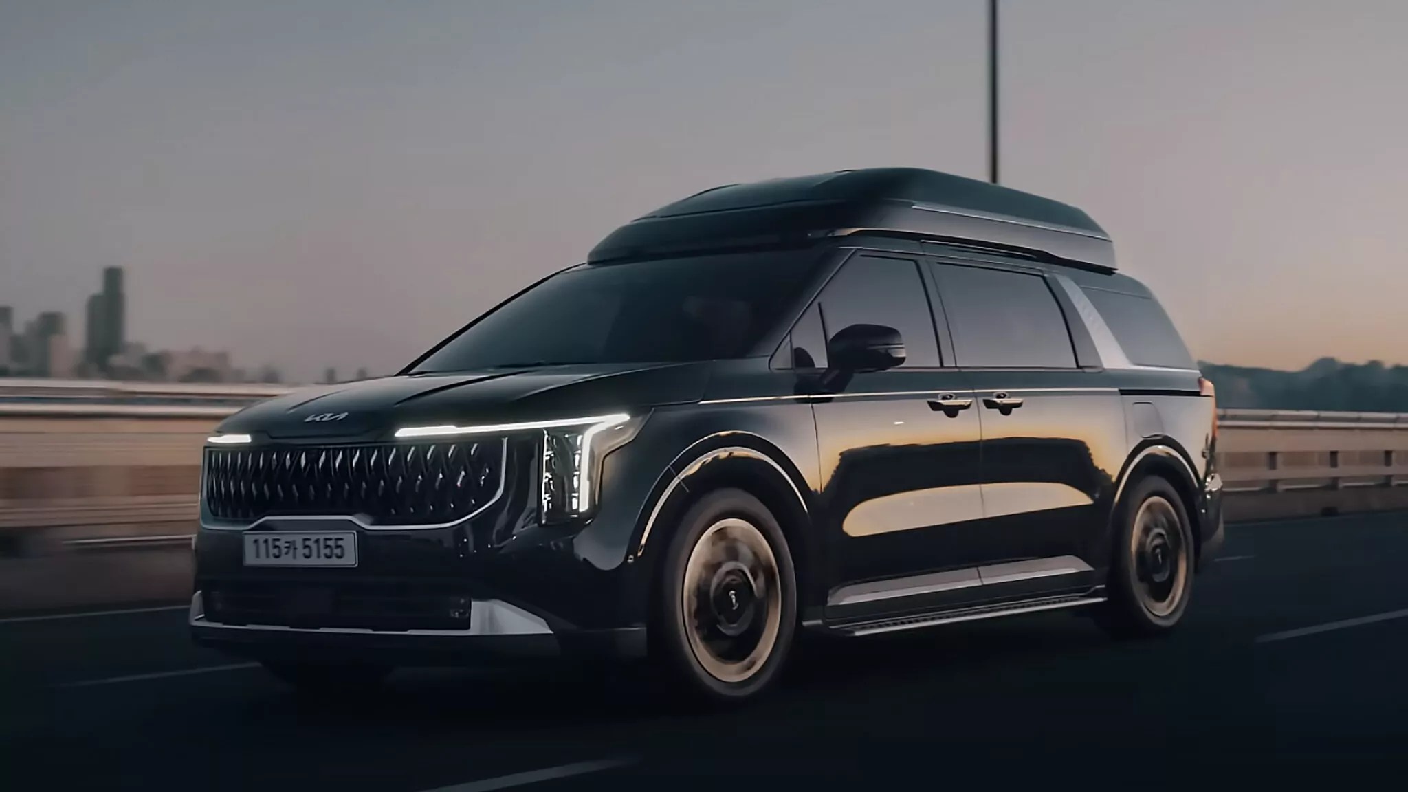 Kia Carnival mais luxuoso do mundo está de volta e faz até massagens nos pés