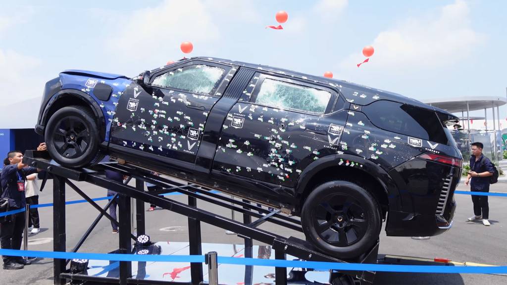 Este SUV elétrico do Vietnã resistiu a 400 tiros e 2 granadas – e ainda funciona