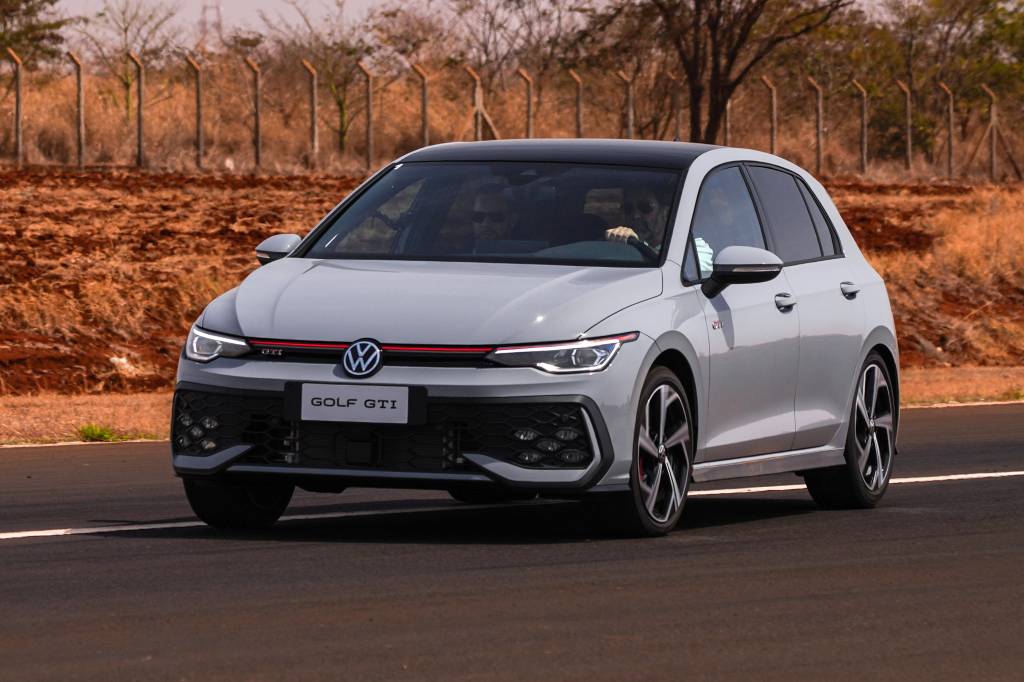 VW Golf GTI custa R$ 430.000 no Brasil e primeiros carros chegam em 2026