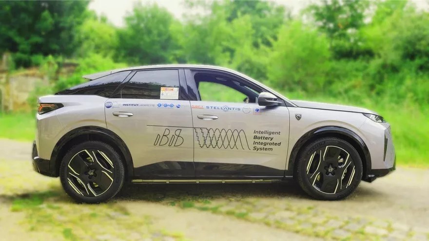 Stellantis testa bateria que carrega mais rápido e aumenta potência de elétricos