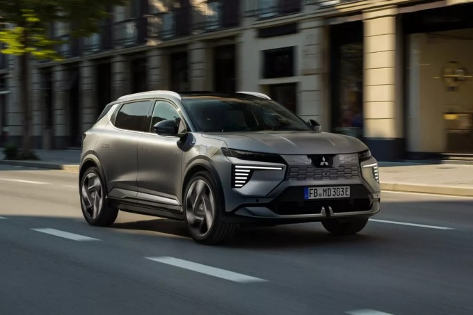 Mitsubishi-Eclipse-Cross-EV-0010-2048×1365