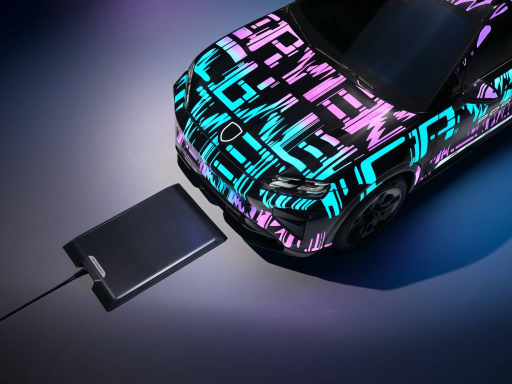 Porsche Cayenne elétrico terá novo carregador que dispensa cabos