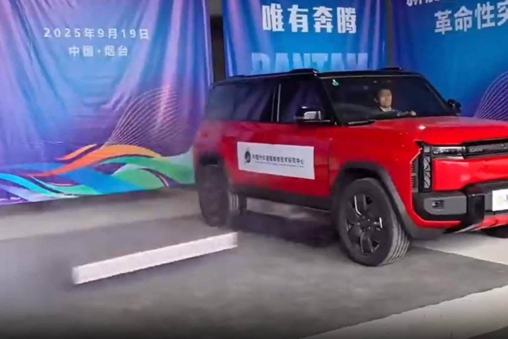 China mostra ‘solução’ que arremessa bateria de carros elétricos em incêndios