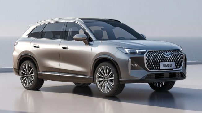 Nova geração do Chery Tiggo 8 é maior e tem duas frentes diferentes