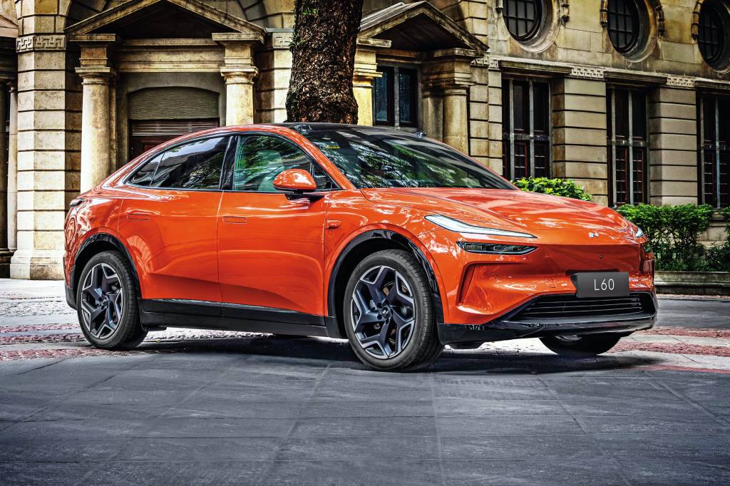 Dirigimos o Onvo L60, carro elétrico que troca de bateria em vez de recarregar