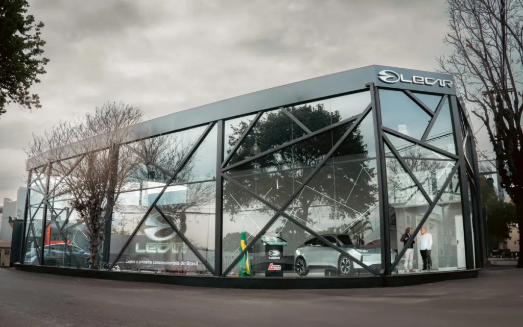 Lecar já tem concessionária vendendo carros, mas todos são de concorrentes
