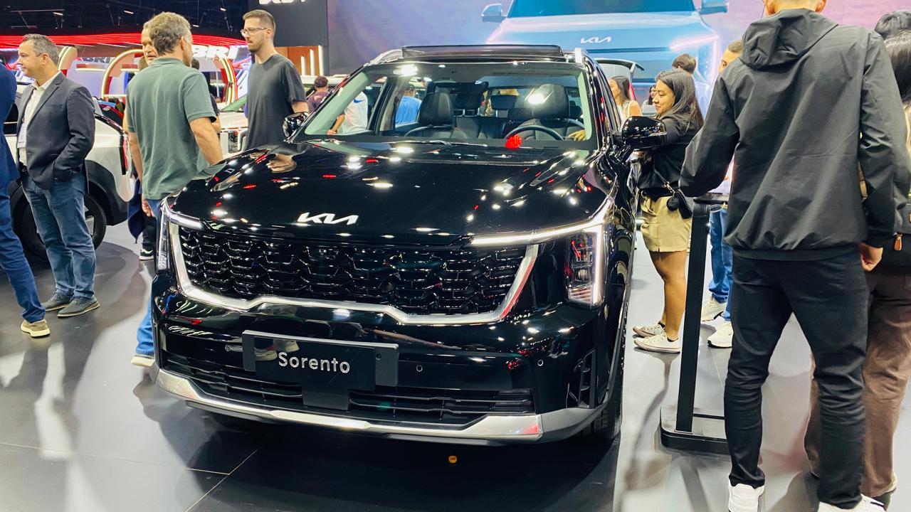 Kia Sorento 2026 em exibi&ccedil;&atilde;o no Sal&atilde;o do Autom&oacute;vel 2025