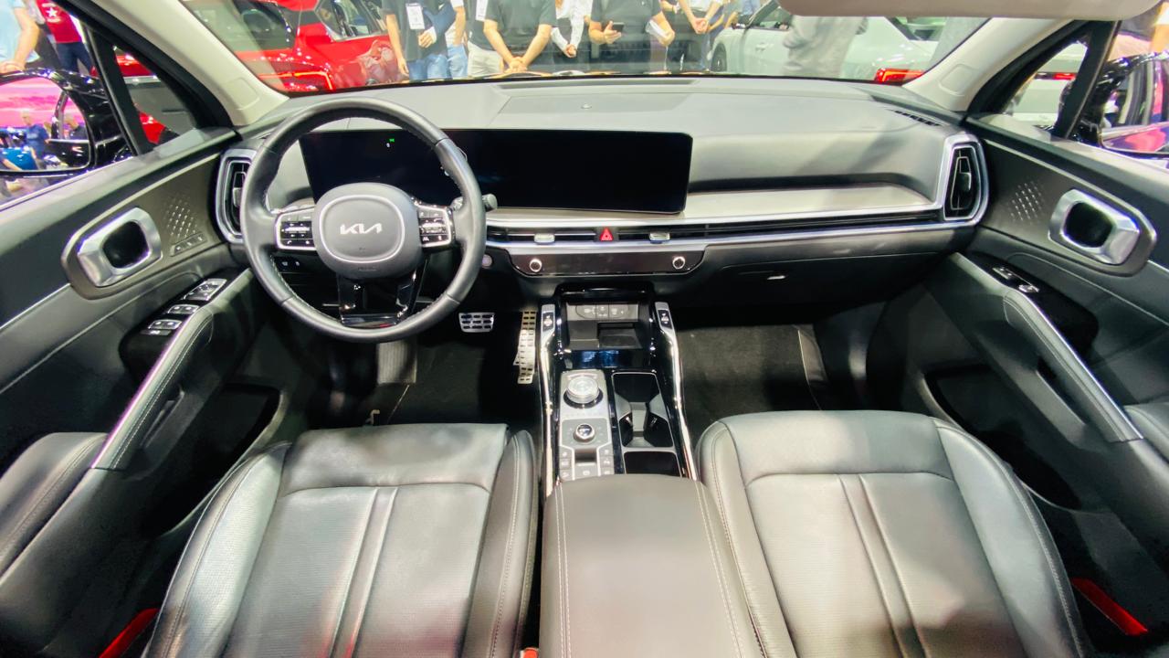 Interior do Kia Sorento, exibido no Sal&atilde;o do Autom&oacute;vel de S&atilde;o Paulo 2025