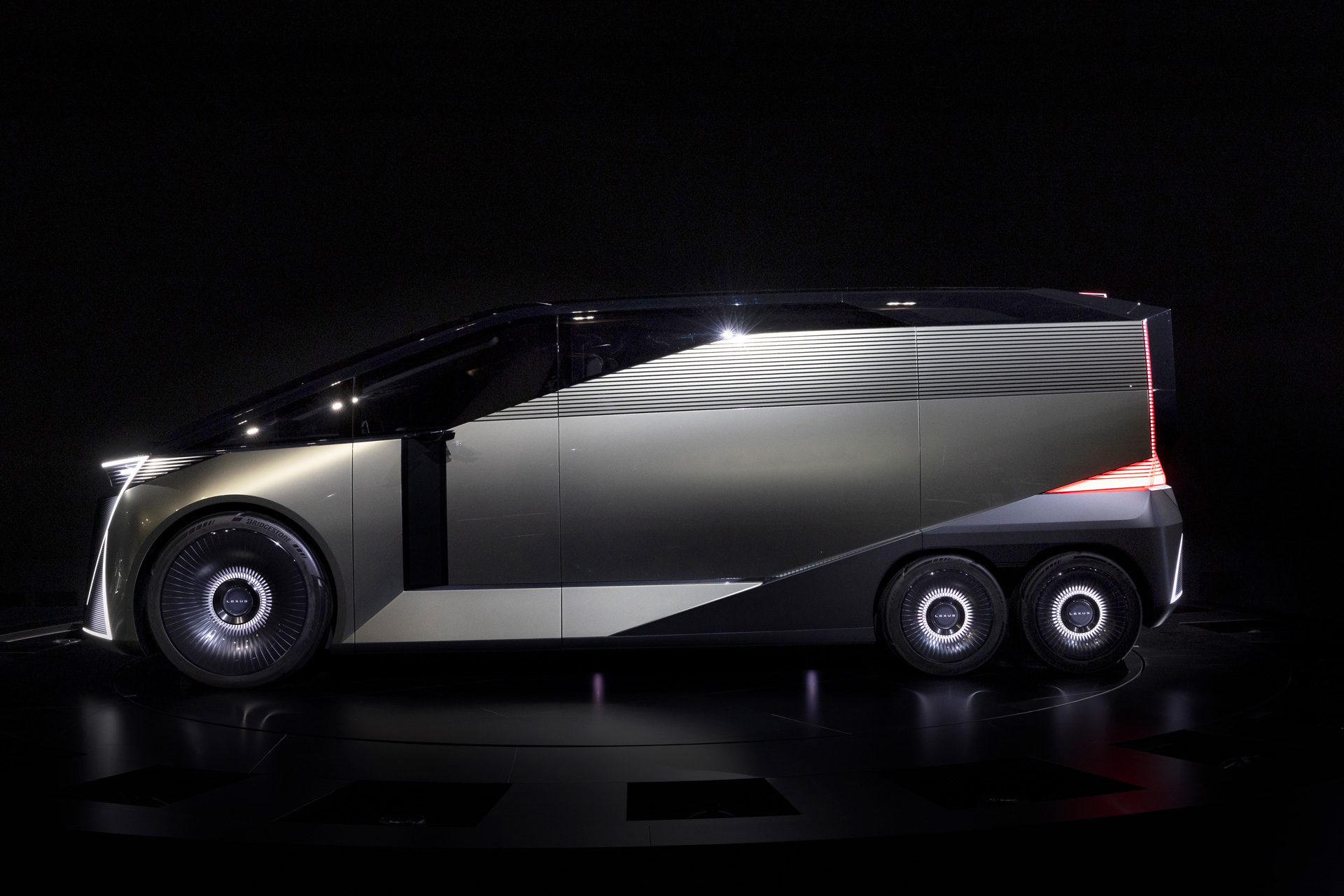 Conceito de MPV com seis rodas da Lexus