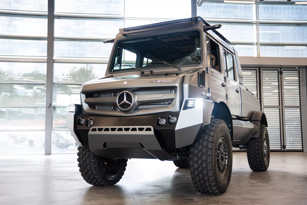 Mercedes Unimog ganha motor 7.7 turbodiesel e cabine de luxo para celebrar 80 anos
