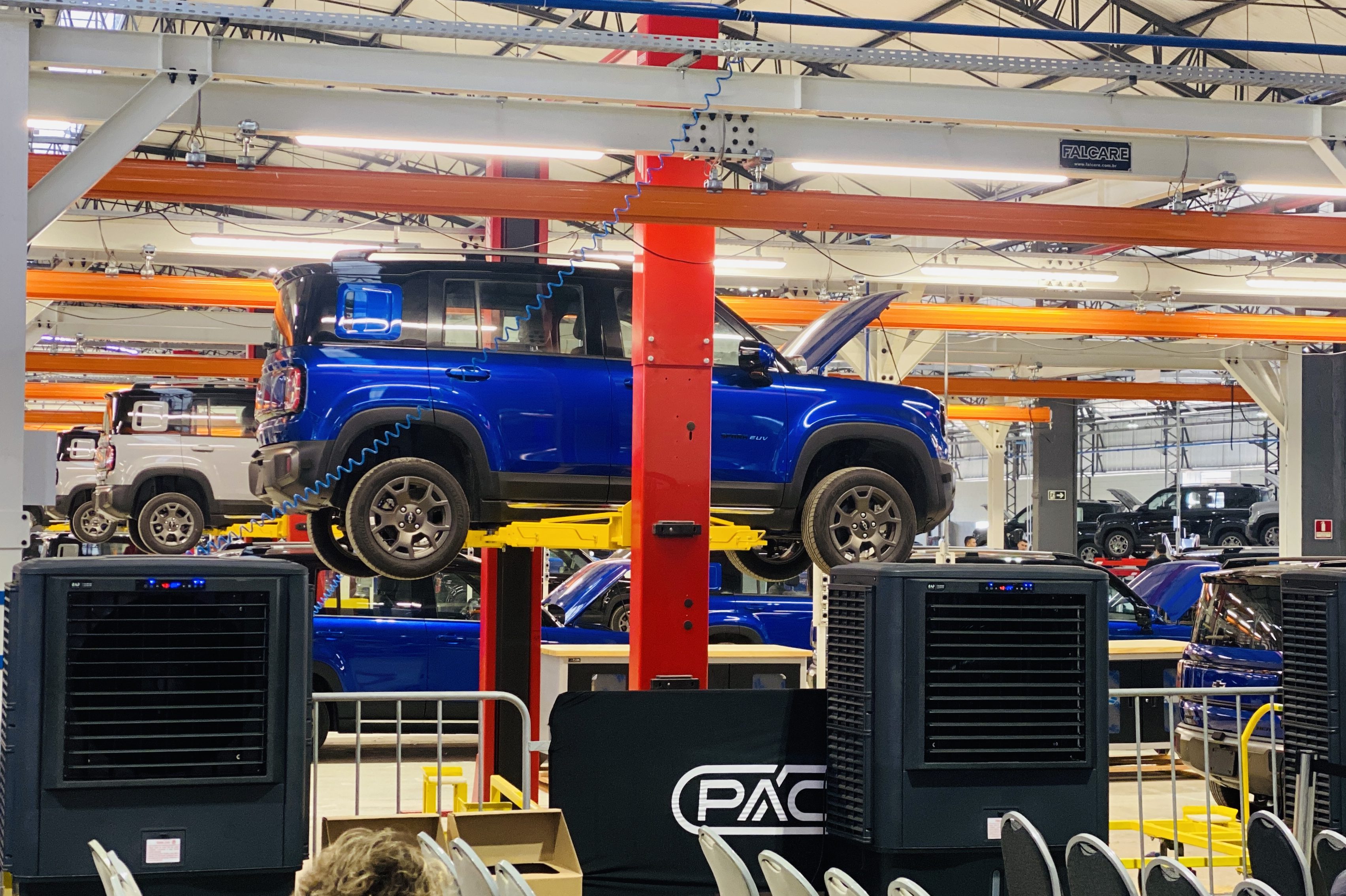 Produ&ccedil;&atilde;o do Cherolet Spark na f&aacute;brica da Troller