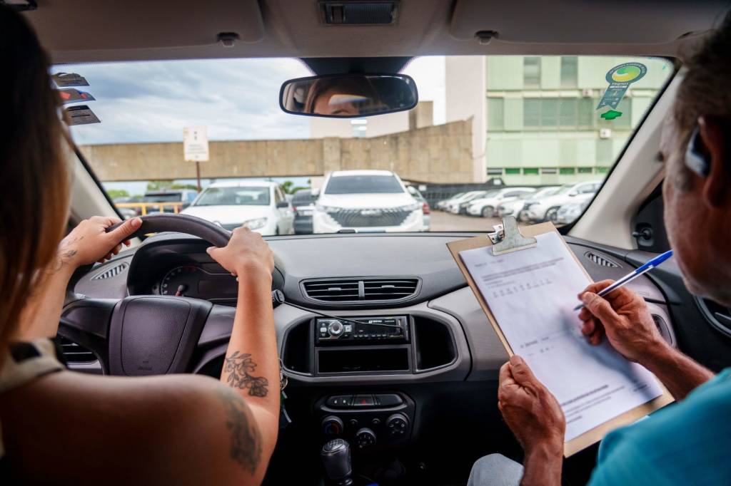 Lei permite prova de direção com automáticos, mas carro particular precisa ser adesivado