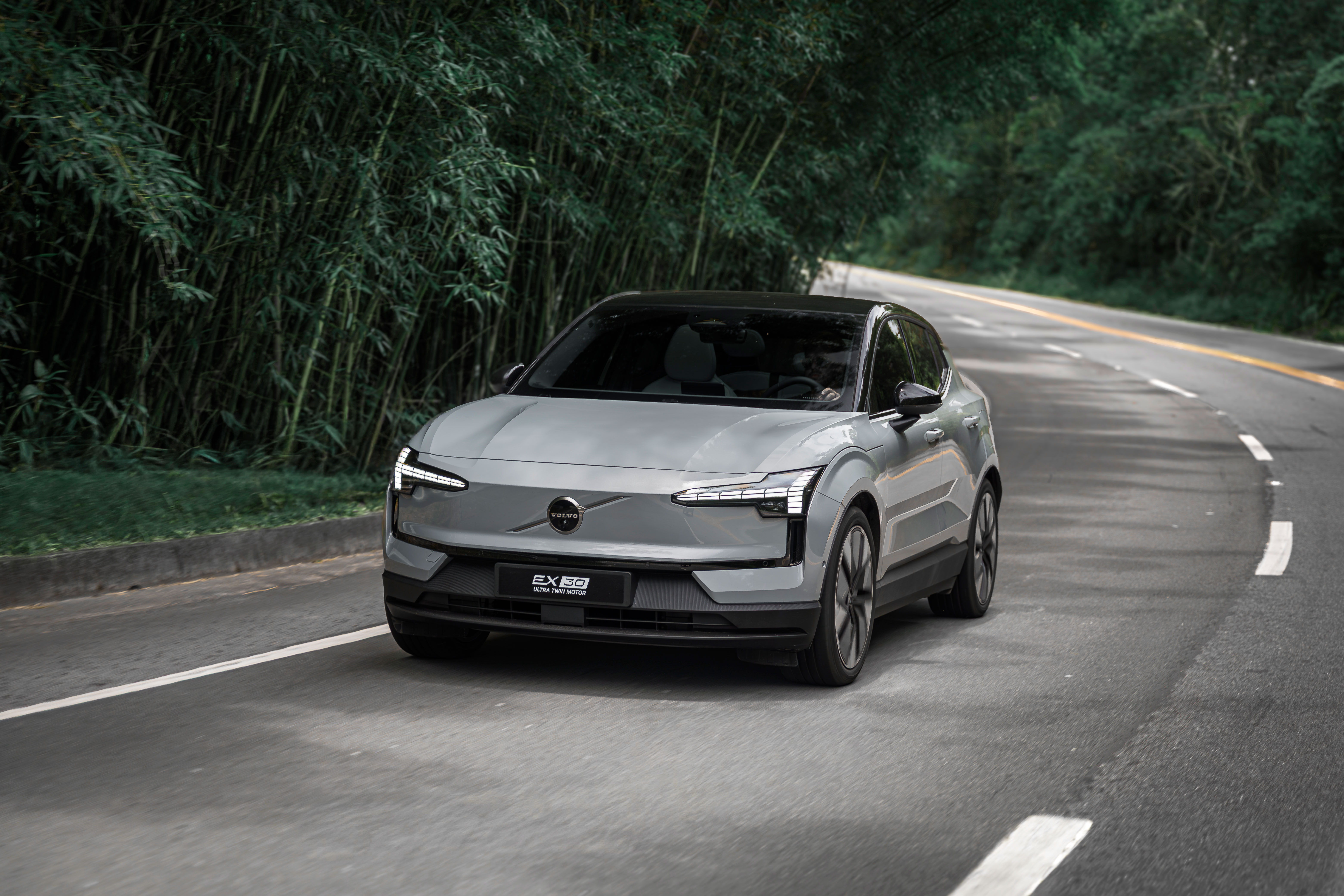 Volvo EX30 2026 estreia com linha reduzida e nova vers&atilde;o Ultra de 428 cv