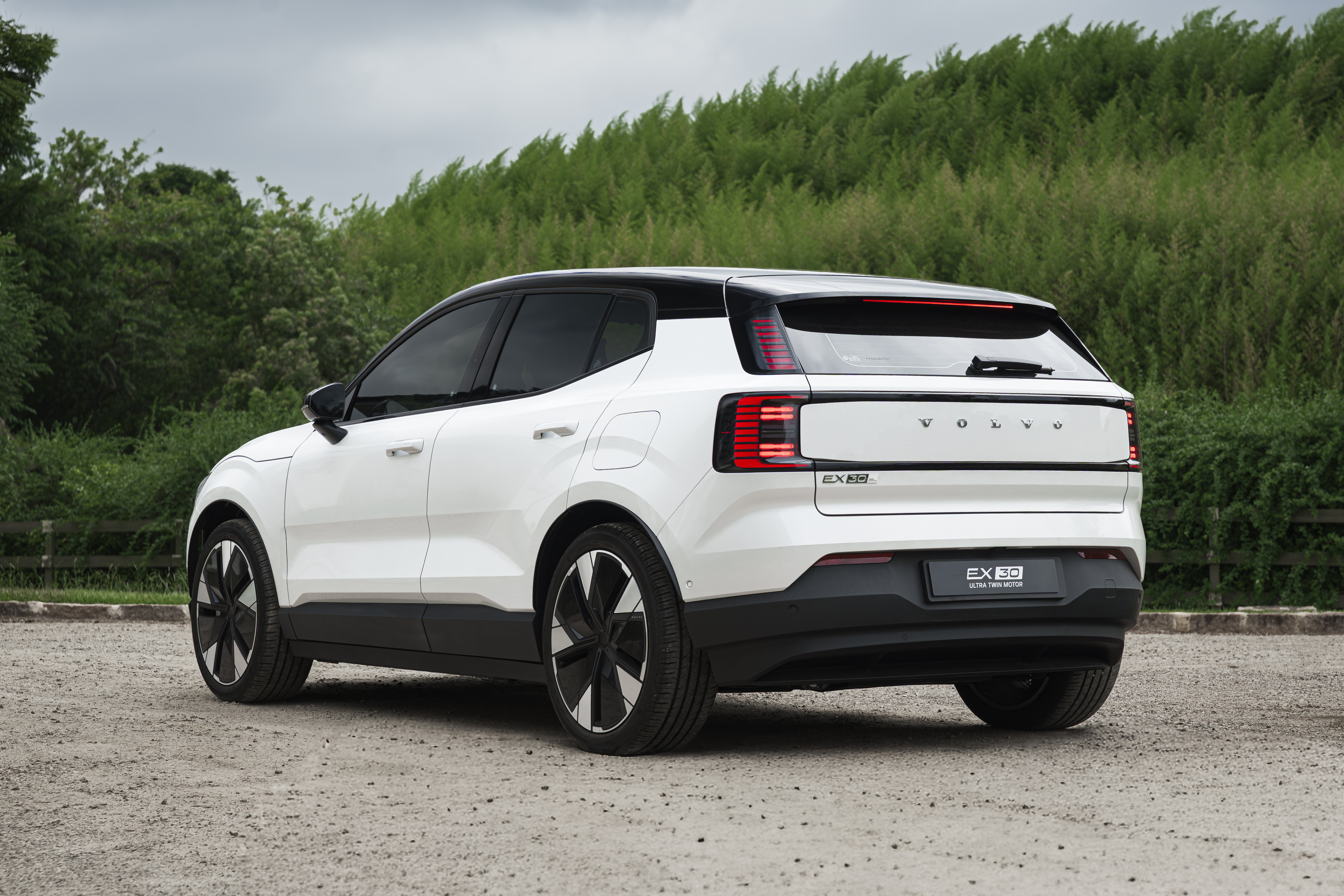 Volvo EX30 2026 estreia com linha reduzida e nova vers&atilde;o Ultra de 428 cv