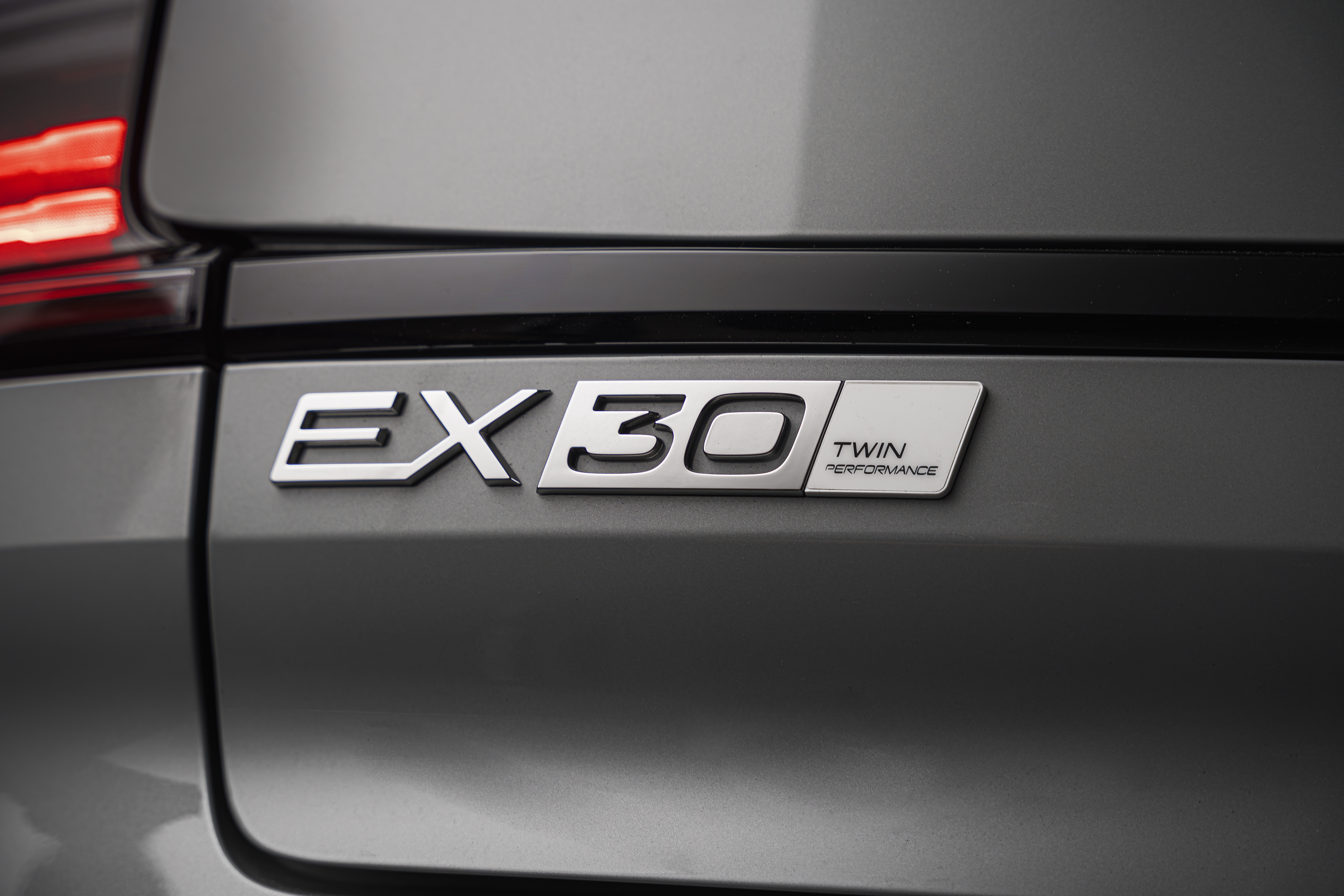 Volvo EX30 2026 estreia com linha reduzida e nova vers&atilde;o Ultra de 428 cv