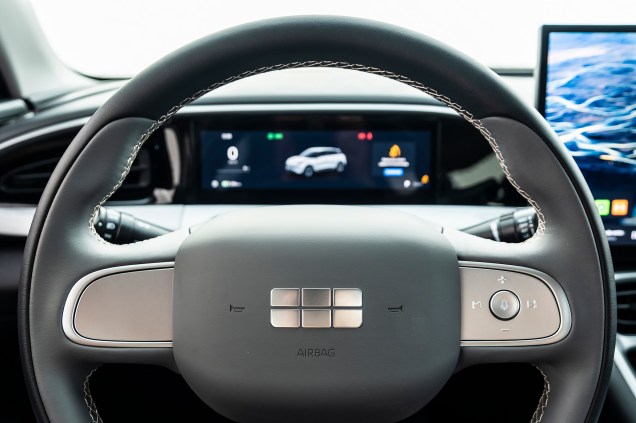 Vers&atilde;o b&aacute;sica n&atilde;o tem comandos do piloto autom&aacute;tico, porque o carro simplesmente n&atilde;o tem essa fun&ccedil;&atilde;o