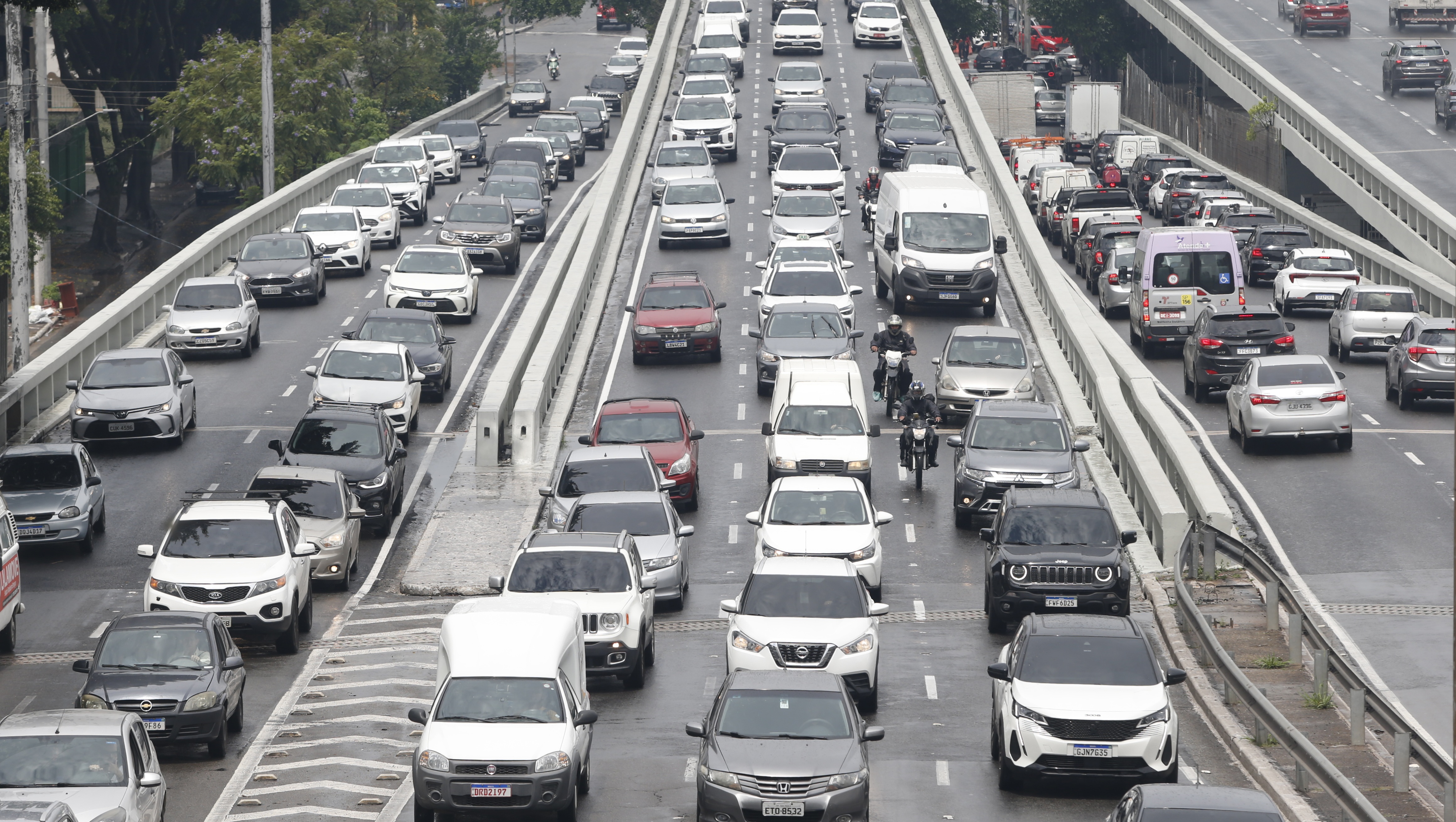 Tr&acirc;nsito intenso ap&oacute;s chuva em S&atilde;o Paulo