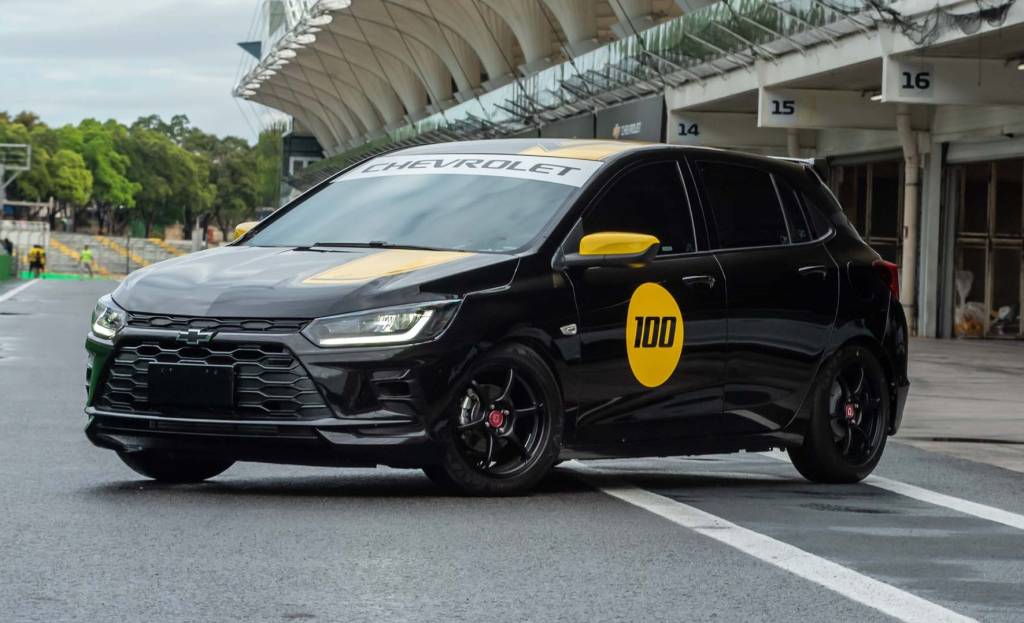 Chevrolet Onix vira carro de corrida com motor 1.2 turbo e interior ‘depenado’