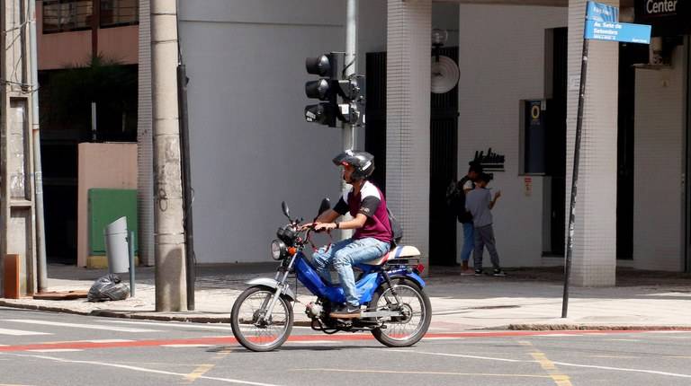 CNH, capacete e registro: veja as novas regras de ciclomotores para 2026