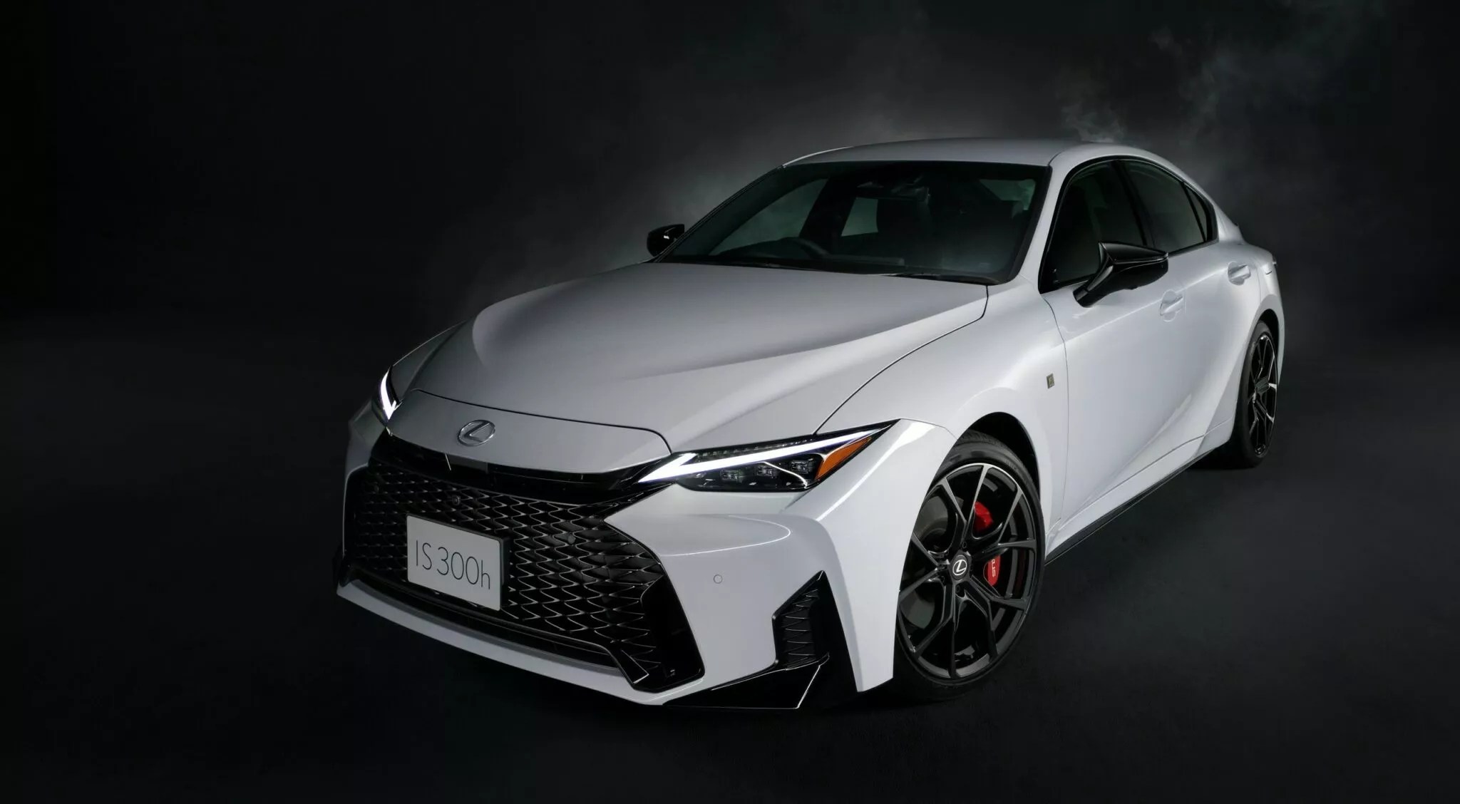 Lexus prepara IS elétrico com 500 cv para rivalizar com BMW i3 em 2027