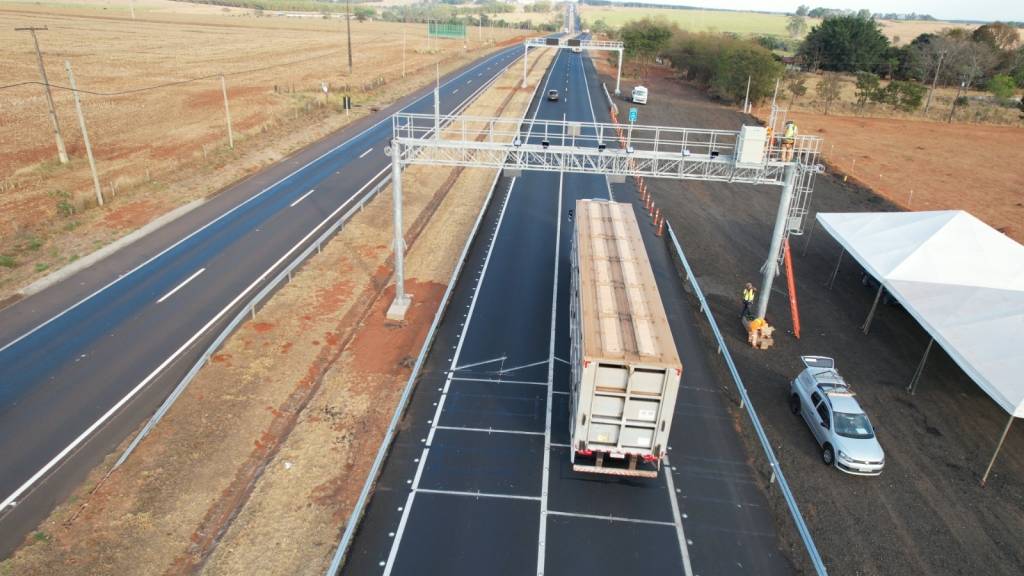 Como funciona a ‘balança dinâmica’ que pesa caminhões sem reduzir a velocidade