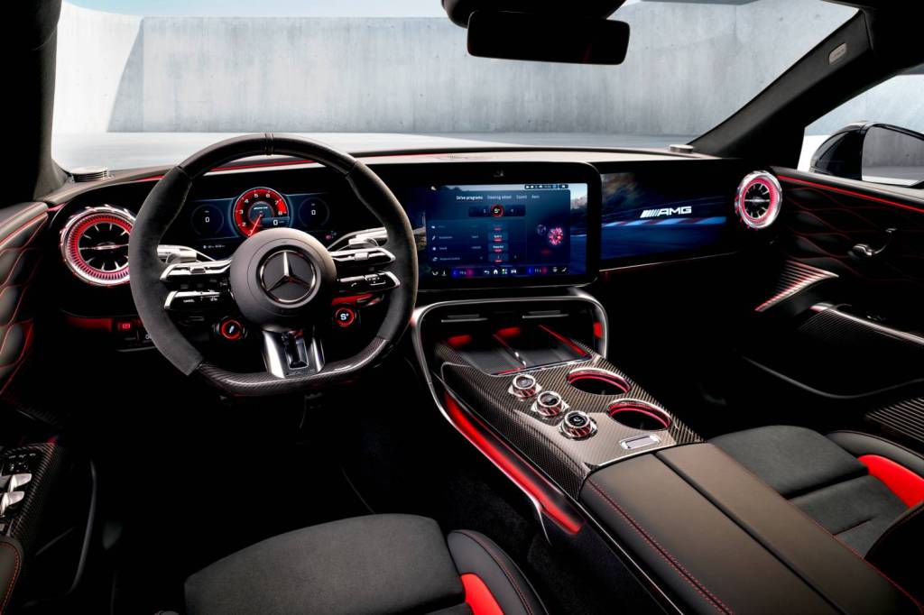 Primeiro Mercedes-AMG elétrico terá telões no painel e luzes até no teto