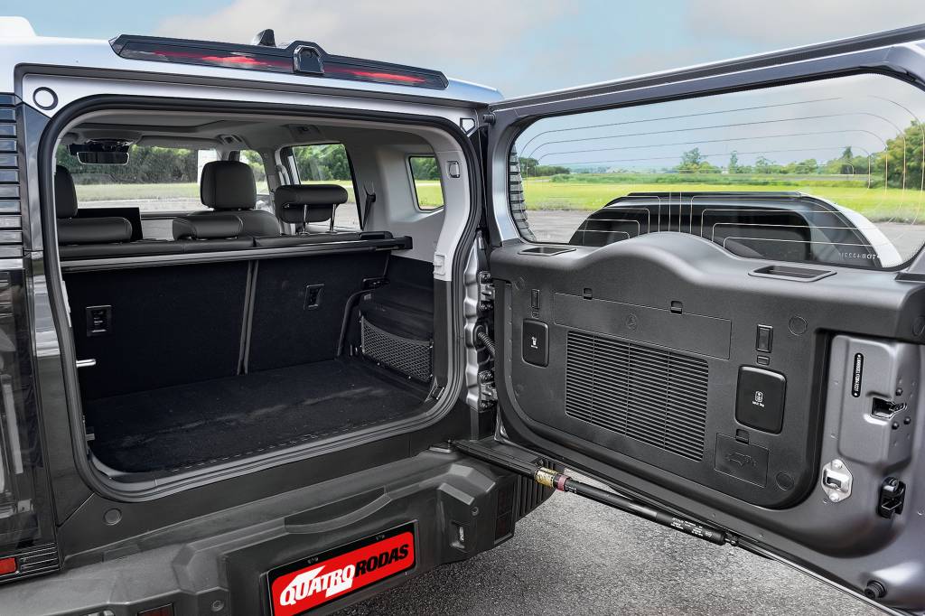 Vers&atilde;o topo de linha tem mais ajustes el&eacute;tricos para o motorista. Espa&ccedil;o traseiro sobra e o porta-malas tem boa capacidade