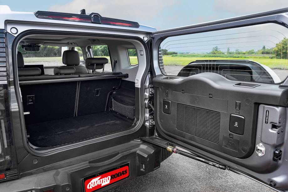 Vers&atilde;o topo de linha tem mais ajustes el&eacute;tricos para o motorista. Espa&ccedil;o traseiro sobra e o porta-malas tem boa capacidade